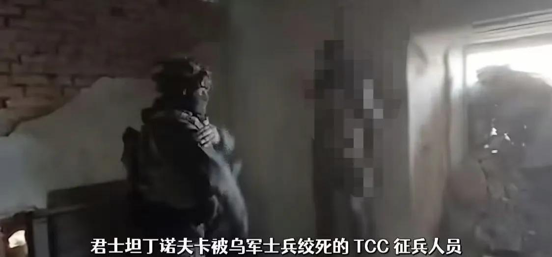 俄军南部集群士兵在顿河康斯坦丁诺夫卡的一栋建筑内的墙上发现一具被乌军壮丁绞死的乌