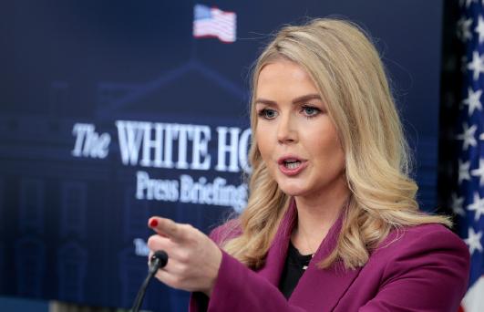 太嚣张了，白宫开新闻发布会，有记者直接当众拆台，问的问题又狠又准，结果白宫发言人