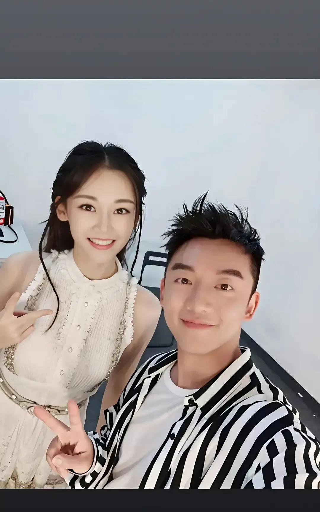 苗苗在《乘风2024》舞台上跳完最后一个动作，38岁的她直接蹲地上大口喘气。镜