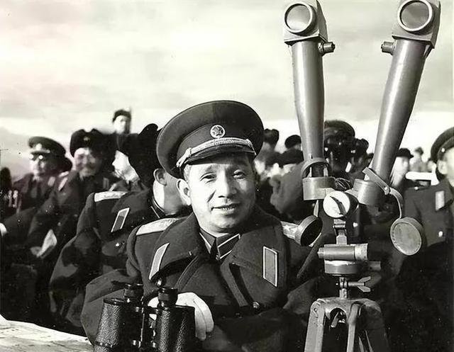 1950年，粟裕到北京公干，遇到情报部长李克农。突然李克农快步走向粟裕，肃然开口