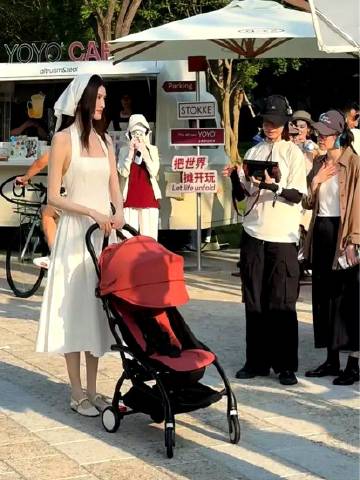 从秀场到阿那亚的街头，何穗推着婴儿车的温暖画面，让超模光环褪去，展现出...