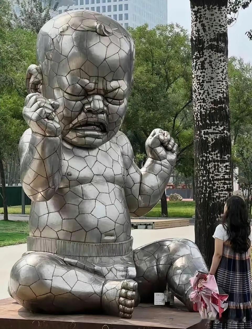 这些雕像的造型比较奇特，雕塑的小孩儿，感觉也不像是个小孩儿，从神态上看，倒像是一