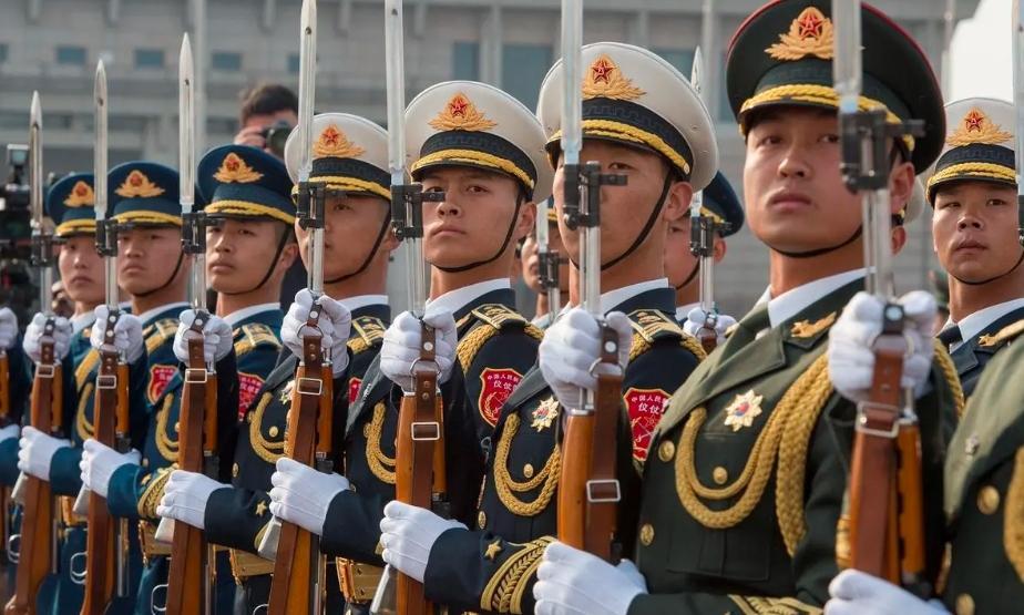 军人常服上的“黄绳子”究竟是什么？其实它叫“绶带”，有着特殊意义。最初，古人