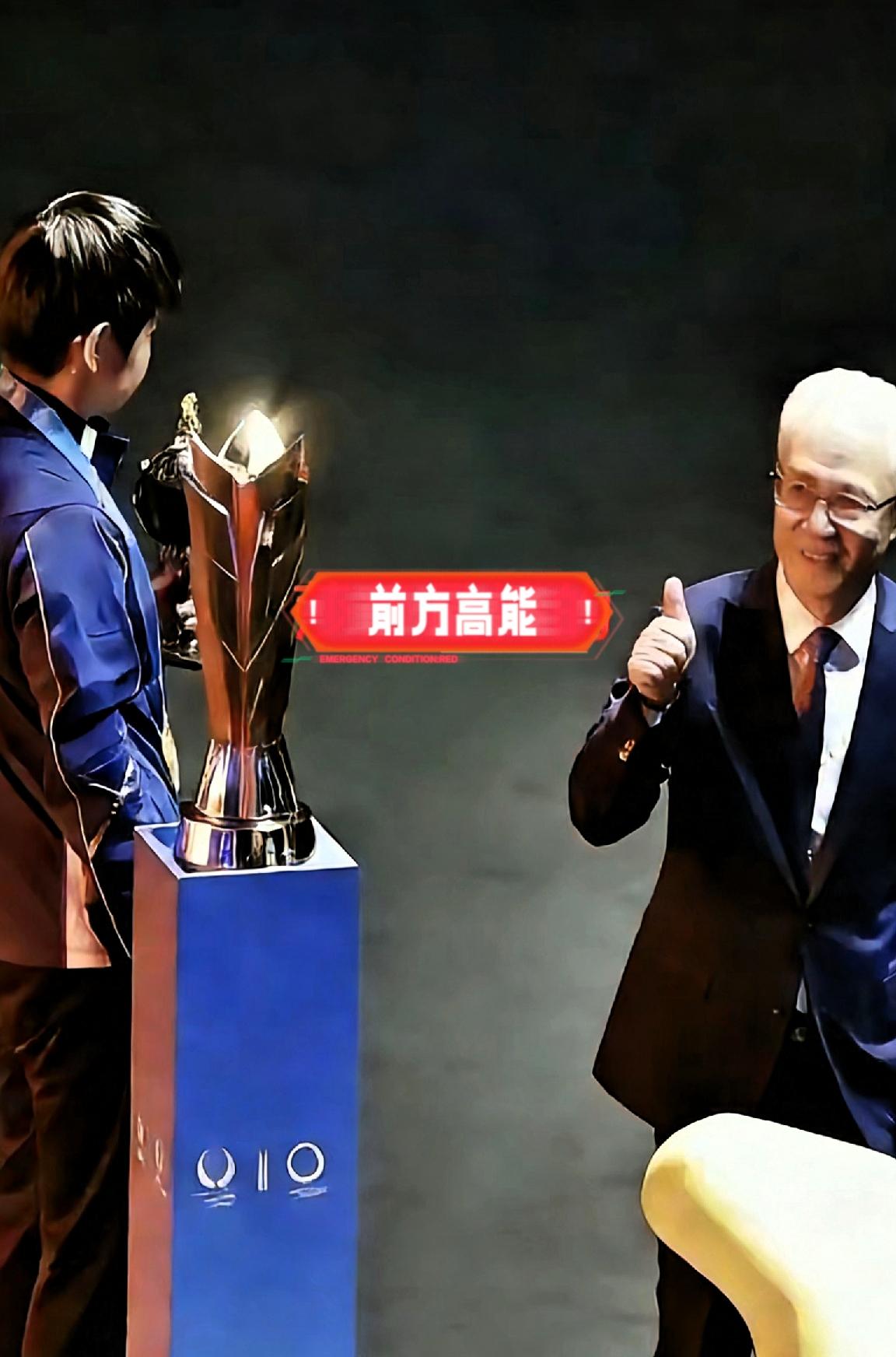 颁奖典礼这一幕直接刷屏！白发老人为孙颖莎竖大拇指，身份一查太有分量颁奖典礼