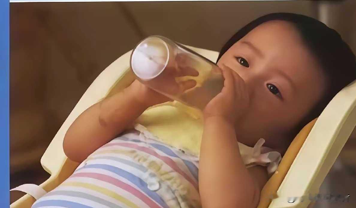 谢霆锋真是最早的育儿主播了，那时候谢霆锋真是最小的网红，广告，节目这一家三口真是