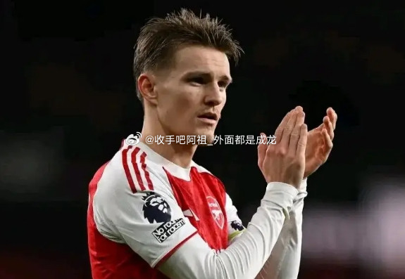 ,阿森纳不敌曼联一役中，阿尔特塔换下队长厄德高的决定，遭到了阿森纳名宿大卫.希曼