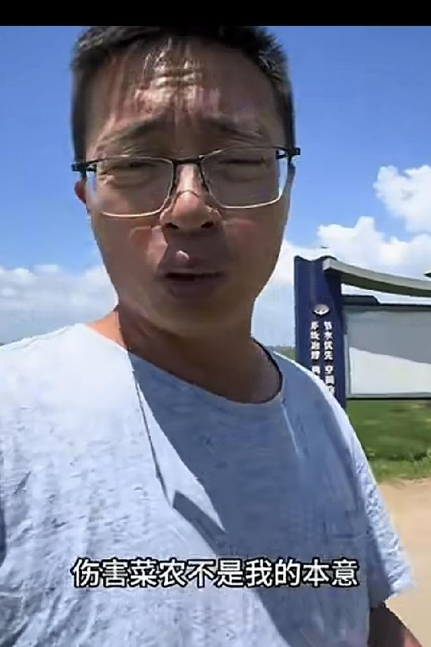 爆料白菜蘸甲醛的齐哥这两天挺烦，他认为做了一件正确的事，但那些白菜卖不出去的菜农