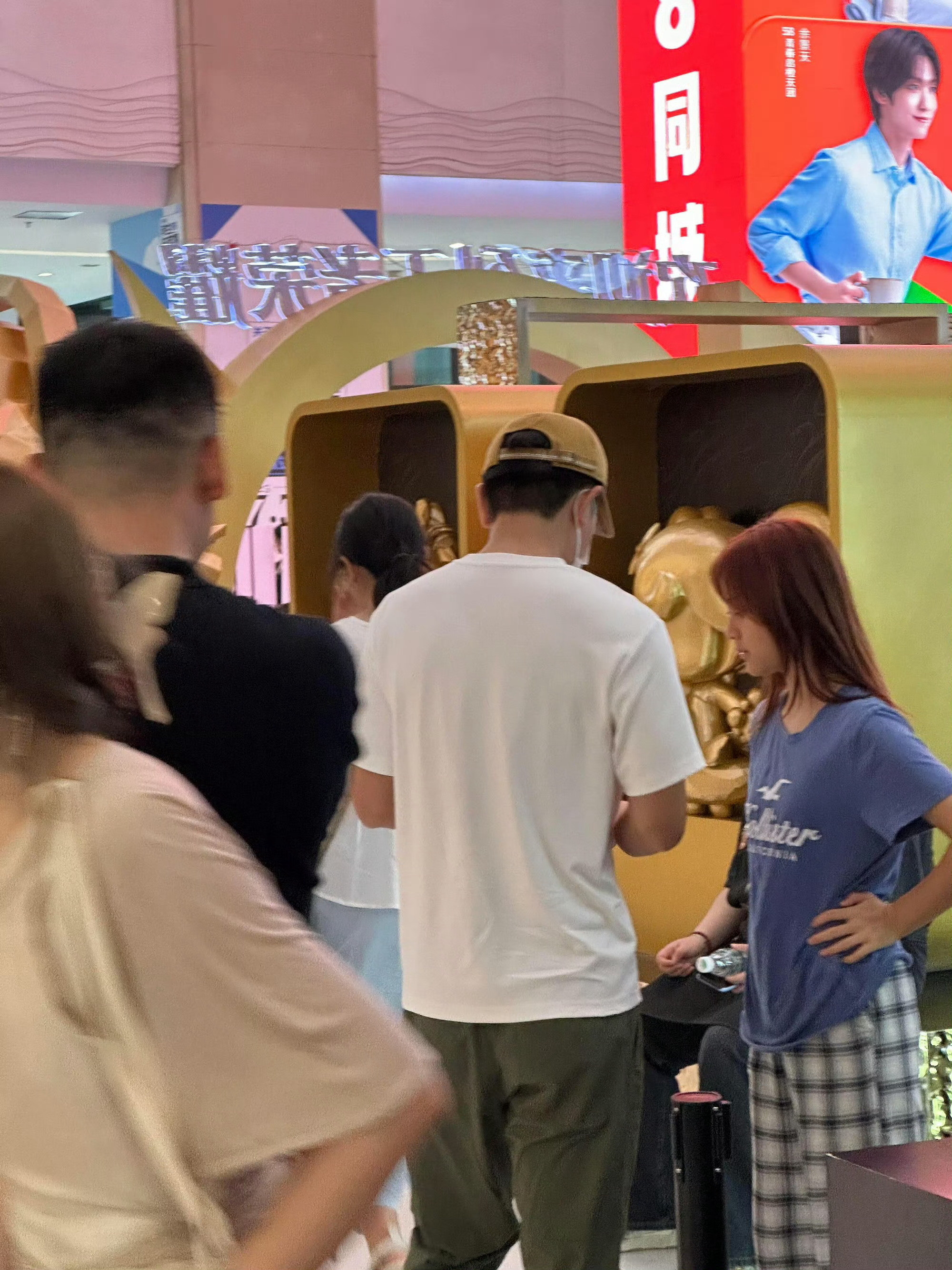 贾乃亮带甜馨去新加坡，甜馨现在更漂亮啦，和妈妈越来越像了🤩​​​