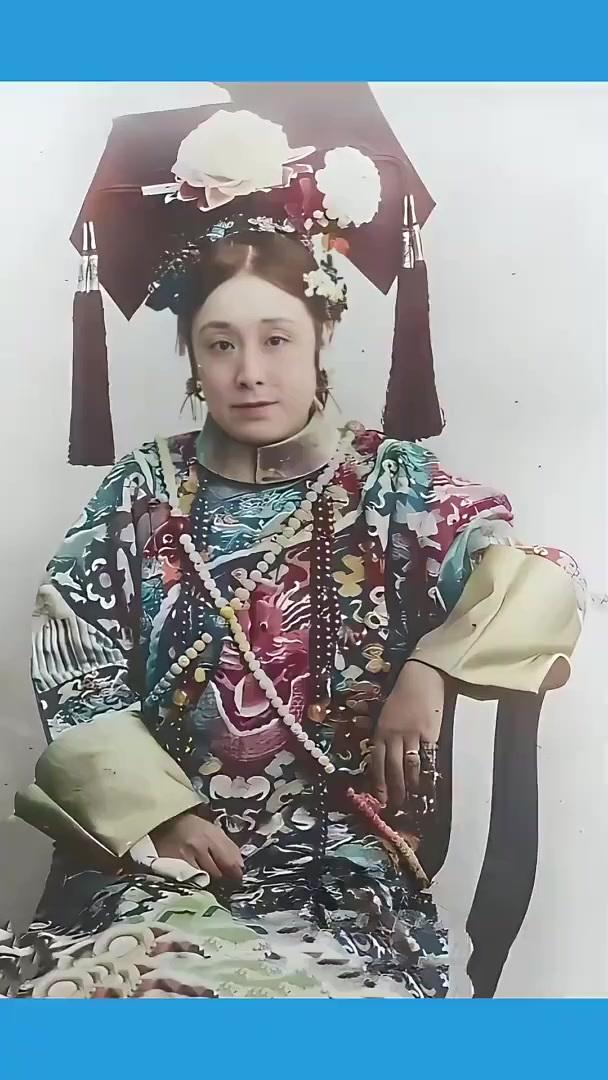 清朝垮台后，德龄公主接受了一家西方报纸的采访。这个当过慈禧御前女官的满洲贵族，说