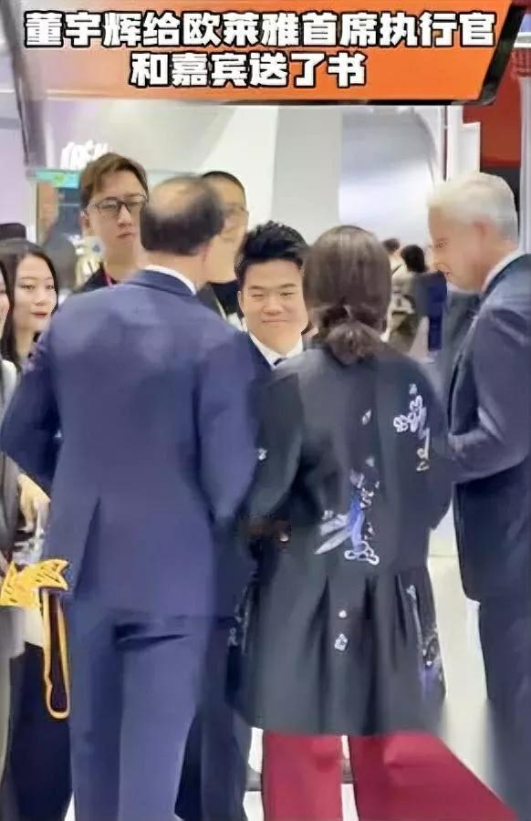 董宇辉又放大招了！这次直接惊艳全场！进博会和外企高管聊完天，他转身掏出本