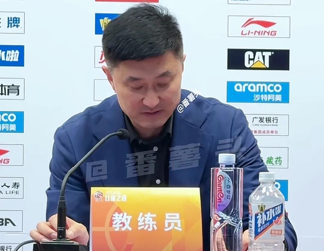 从逆转青岛这场比赛说杜锋。一度落后17分，到打平进入加时，再到三军用命拿下对手