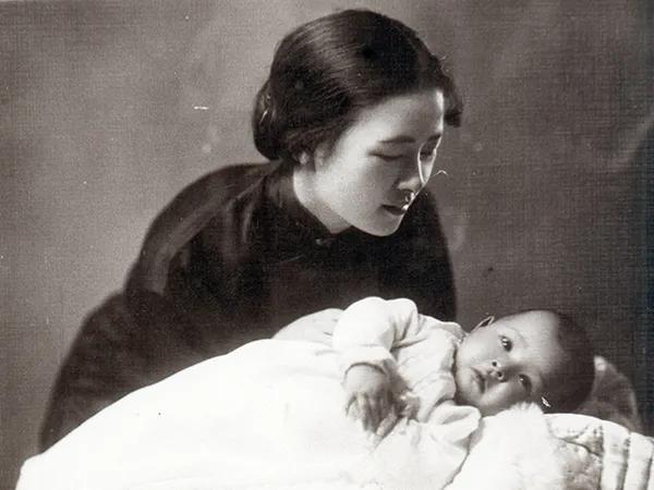 一次，高晓松想拍摄《林徽因传》，被林徽因的女儿梁再冰提醒：“你如果拍我妈和徐志摩