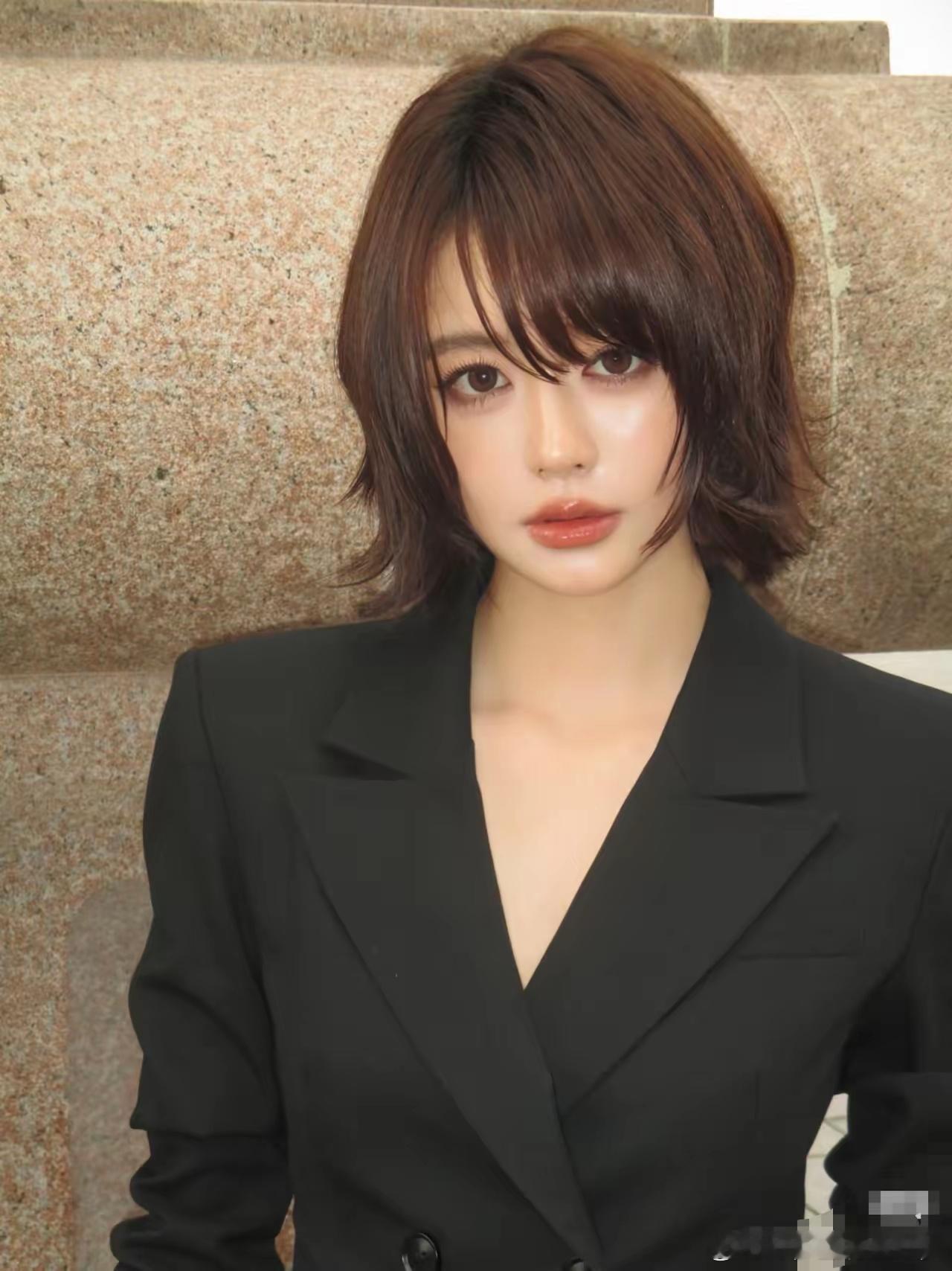 我开始怀疑，黄晓明最近新签03年艺人白翊汝，不是为了扩充阵容，为了跟风签约，而是