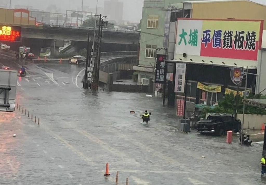 卓荣泰喊没钱勘灾只能电话联系最新万人网络投票一面倒台湾南部近日连日暴雨狂炸，