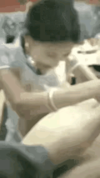 一位男生和一位女生比赛掰手腕，掰手腕的经过和结果如动图，这场比赛到底哪个算赢？哪