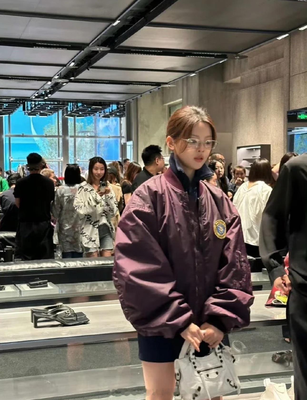 生图都能看出来头很小而且五官比例很好，杨超越不愧是老天爷追着赏饭吃