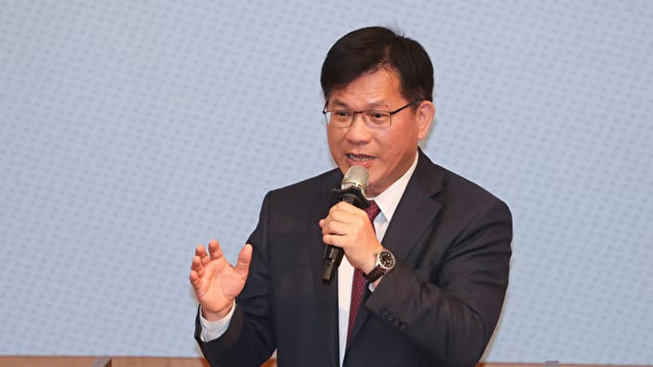 南海仲裁案十年了，林佳龙这时候跳出来说太平岛是"中华民国领土"，时机选得很精。仲