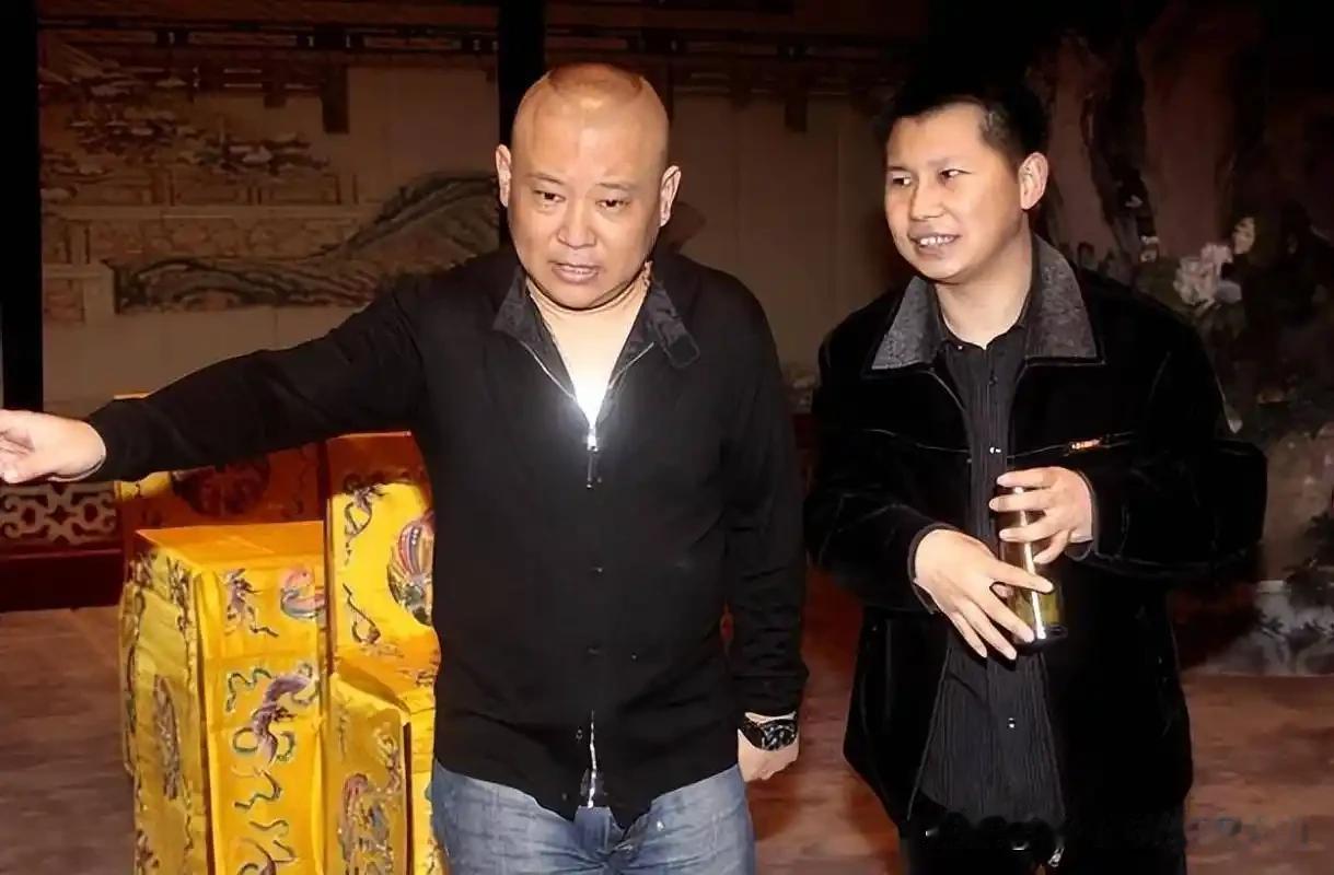 估计何云伟悔得肠子都青了。当年他离开德云社被摘字后，竟称前恩师郭德纲自己不认识，