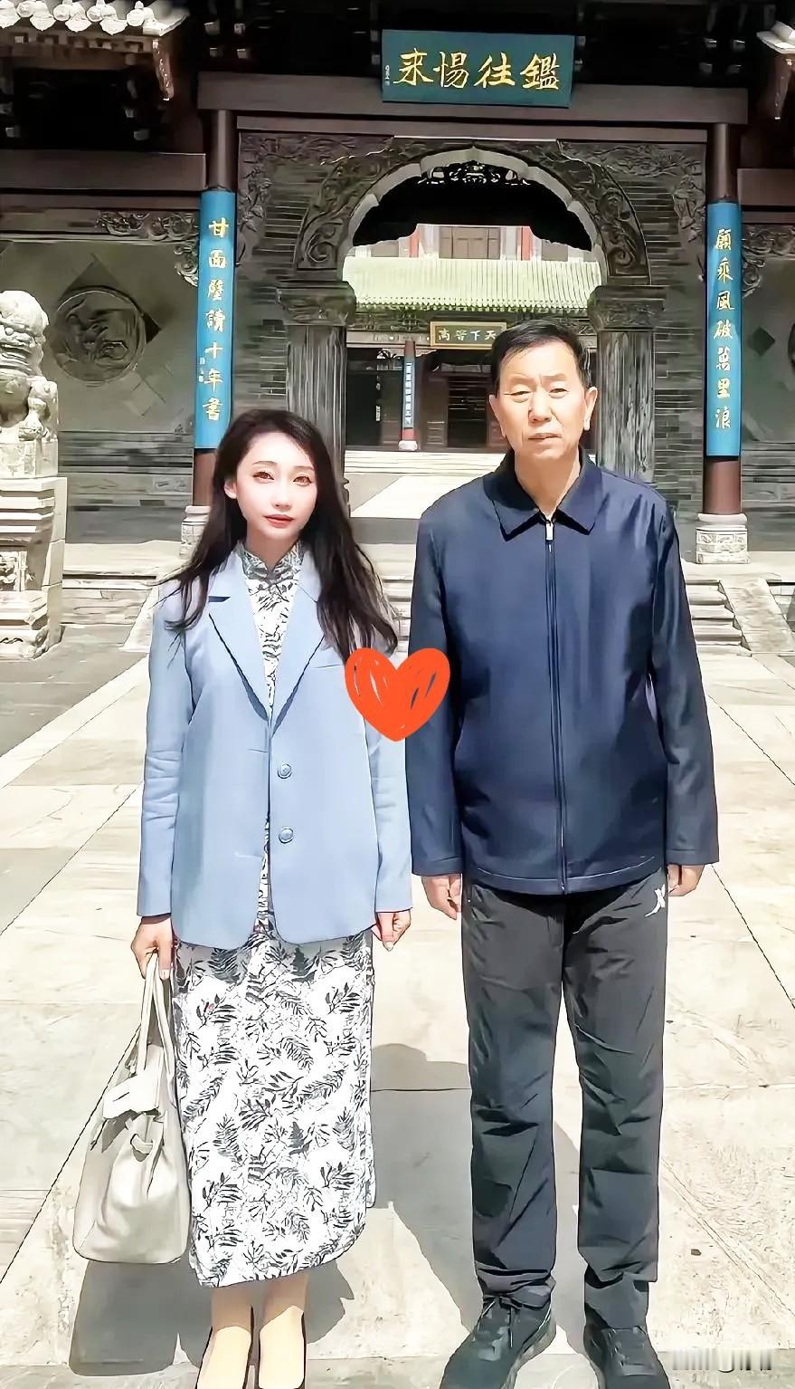 忻州偶遇他！这一幕，看哭了！一身便装，布衣随行，没有排场，没有簇拥。退休后的他