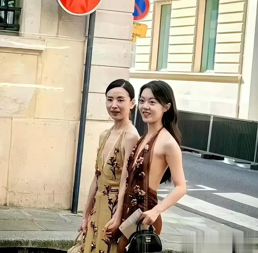 这是两位中国女演员在外国街头漫步的情景。照片中的她们，都穿着很时尚清凉的衣服，大