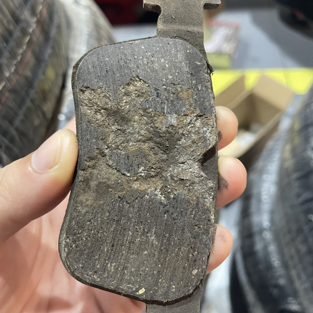 换刹车片了这是原厂后轮刹车片，外侧这块中间怎么是这样的？像是腐朽了一样，而且才