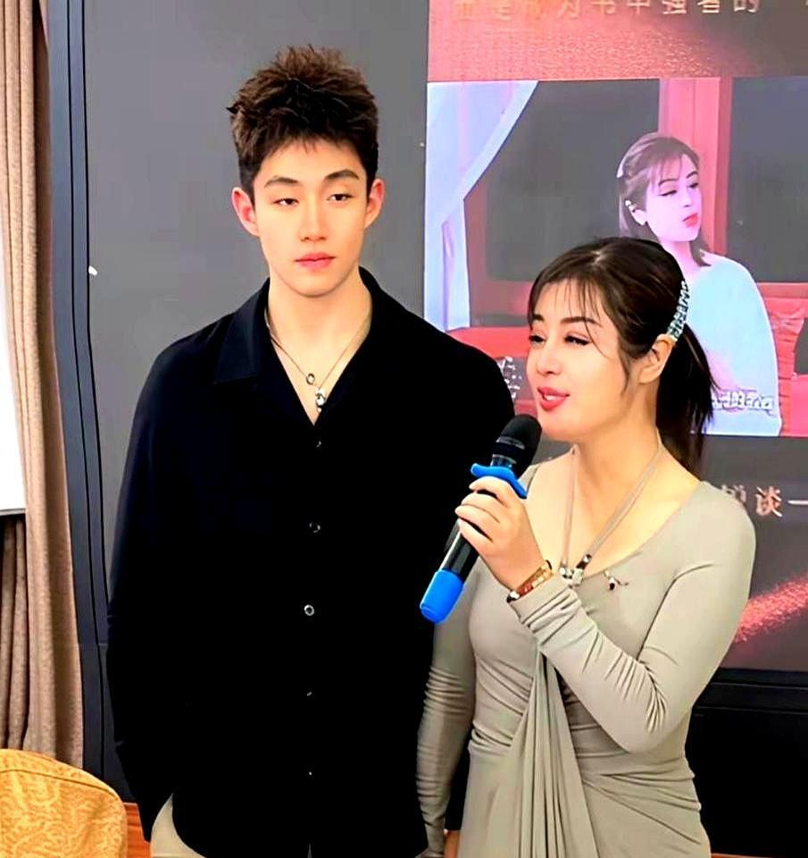 55岁，给25岁小男友砸了2200万。1200万的劳斯莱斯幻影，再加1000万