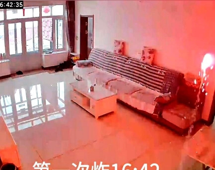 “笑不活了！”辽宁抚顺，一老人为了烧炕，竟从外面抱回一堆放过的烟花，家人拦都拦不