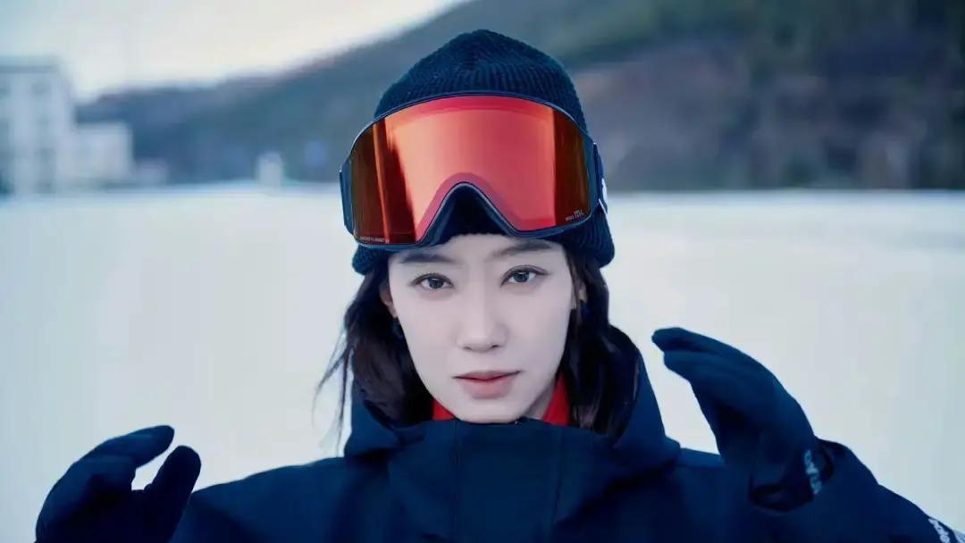 张小斐一件滑雪服三万块，直接炸了锅！网友一边倒地喊“太贵”，她却全程沉默，一个