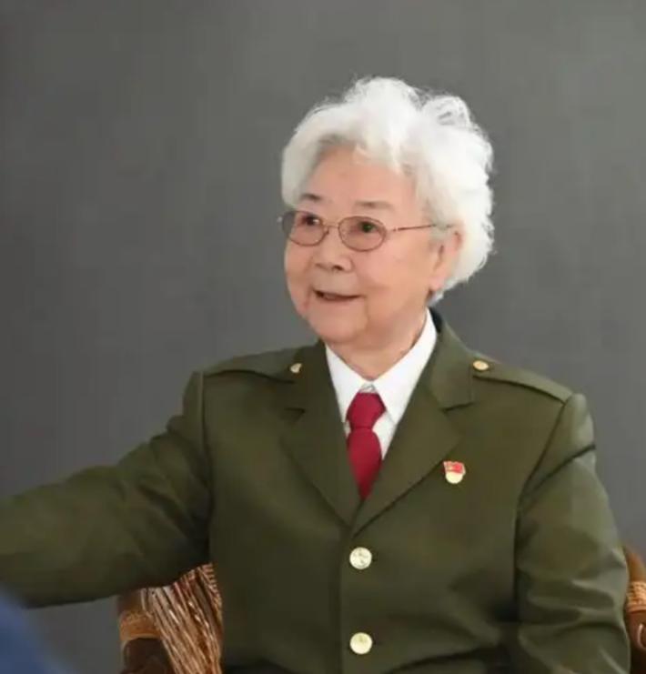 一位获得国家最高荣誉、月收入三万块的离休干部，却在87岁时为了家人的医疗费用，四
