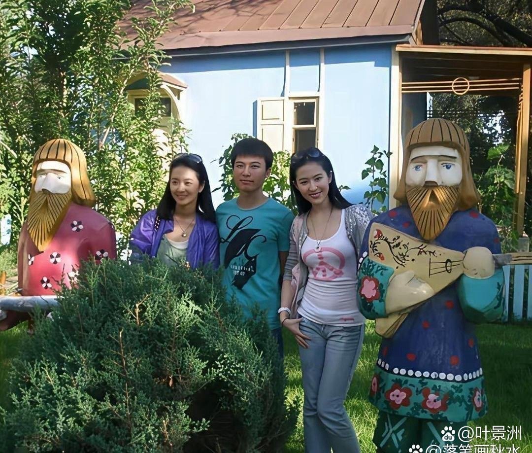 2009年刘亦菲在哈尔滨与大学同学同框，22岁的她青涩又灵动，不愧是神仙姐姐，颜