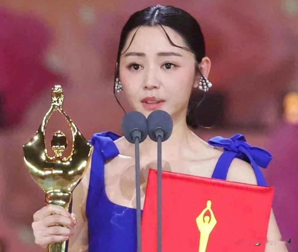 同样竞争百花奖影后，马丽手握33亿票房，只拿了2票；卫诗雅刚拆完50针缝线，
