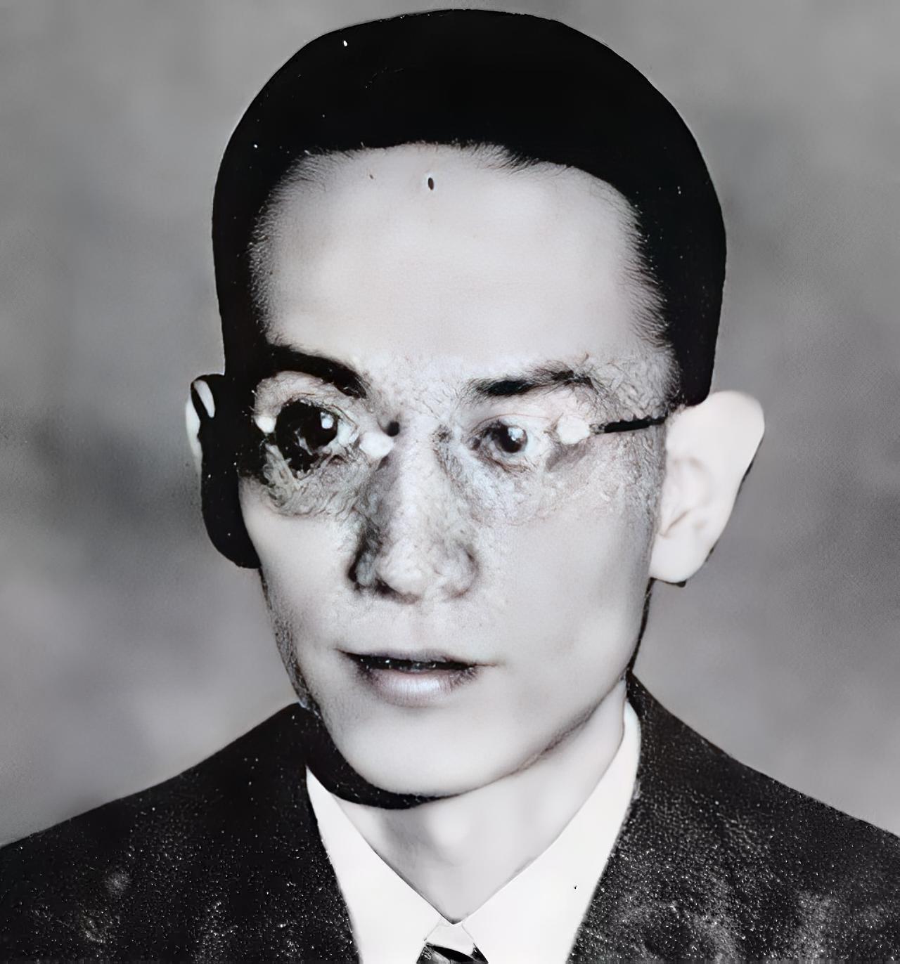 1946年，大汉奸万里浪被判处死刑，执法队长把他绑在刑架上，突然对着他下面的部位
