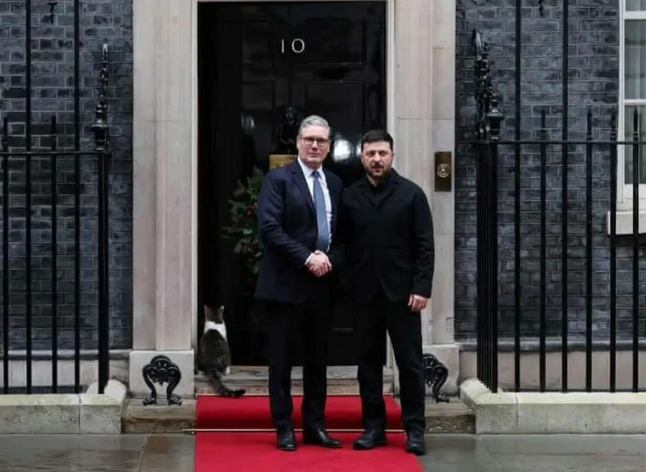刷到个超有意思的细节：8日泽连斯基赴伦敦参加四方会谈，刚踏进唐宁街10号，英国首