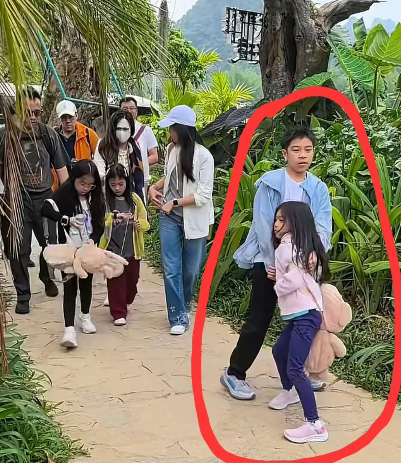 霍启刚郭晶晶带3个儿女来广西旅游，看起来就像普通家庭，丝毫没有豪门的架子，非常接