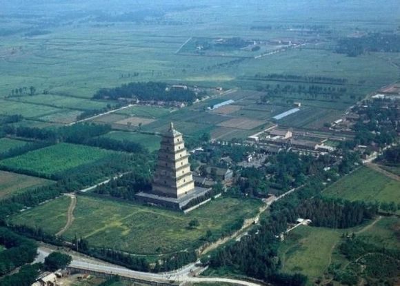 像我一样没去过几次西安的外地人可能很难想象，80年代的西安大雁塔，原来在郊区，被