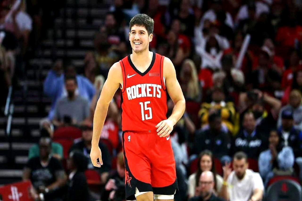 就像去年希尔德。火箭的症结就在乌度卡，他让明明能投三分、能撕开防线的霍乐