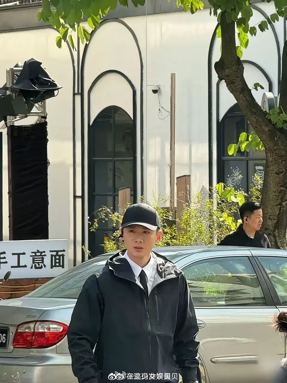 路人偶遇明星，说没有荧幕上好看…