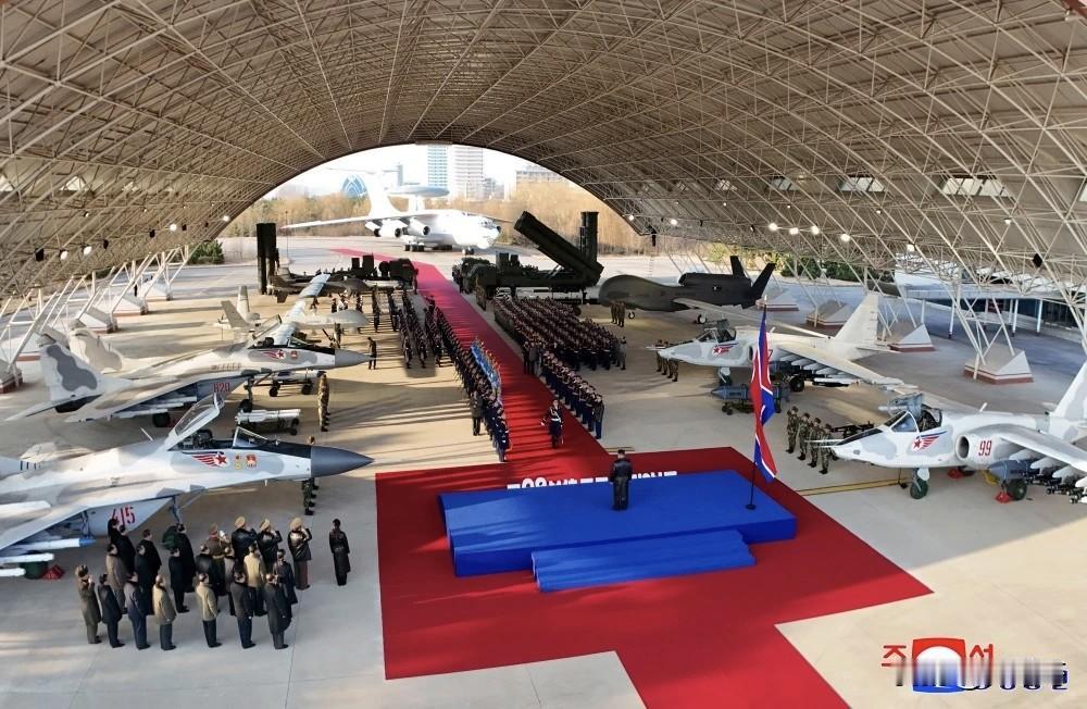 朝鲜劳动党委员长金正恩一行参加了朝鲜空军成立80周年的盛大纪念活动，其向外界传达