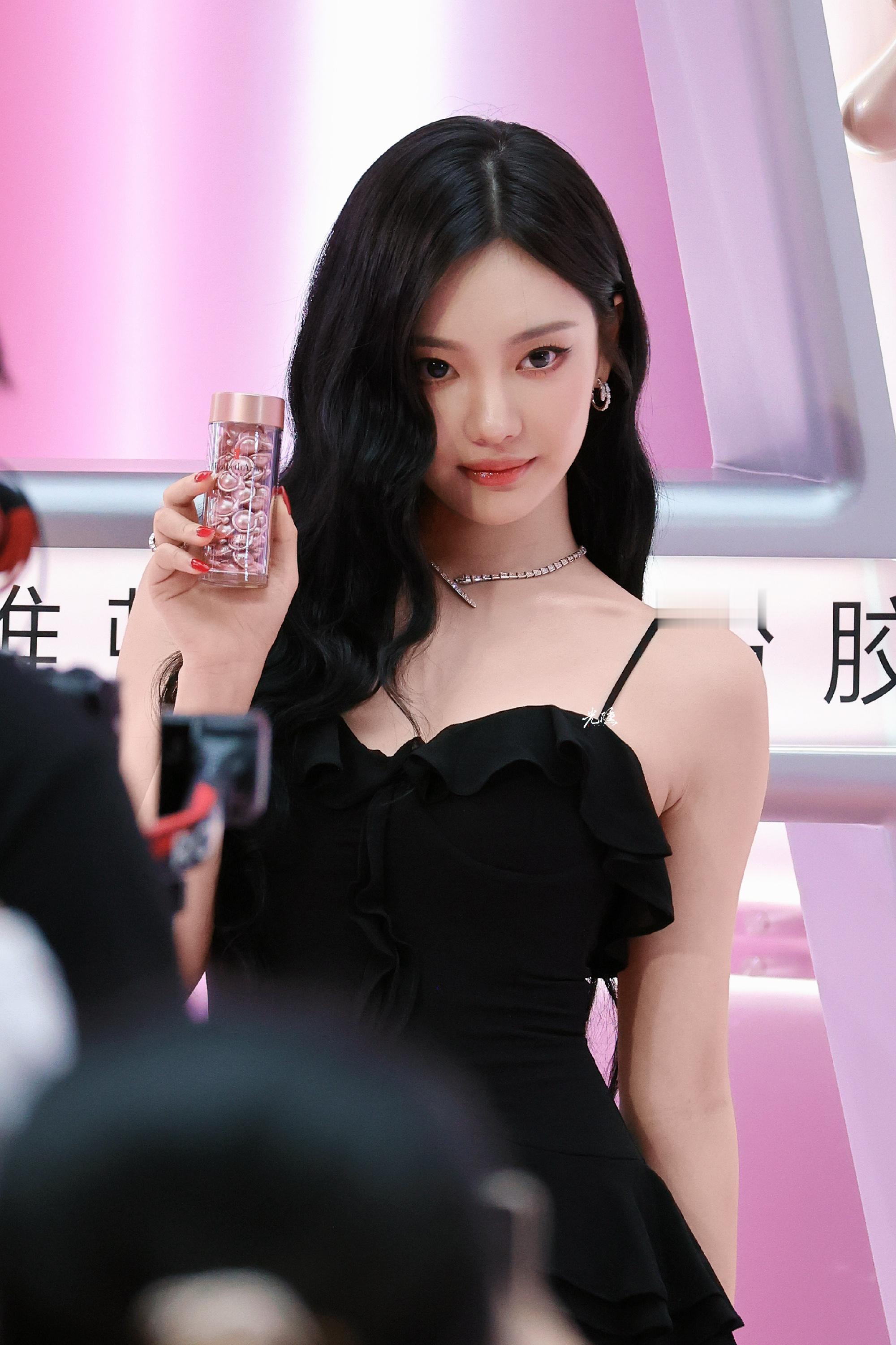 宁艺卓花边黑裙宁艺卓小吊带穿搭气质满满。