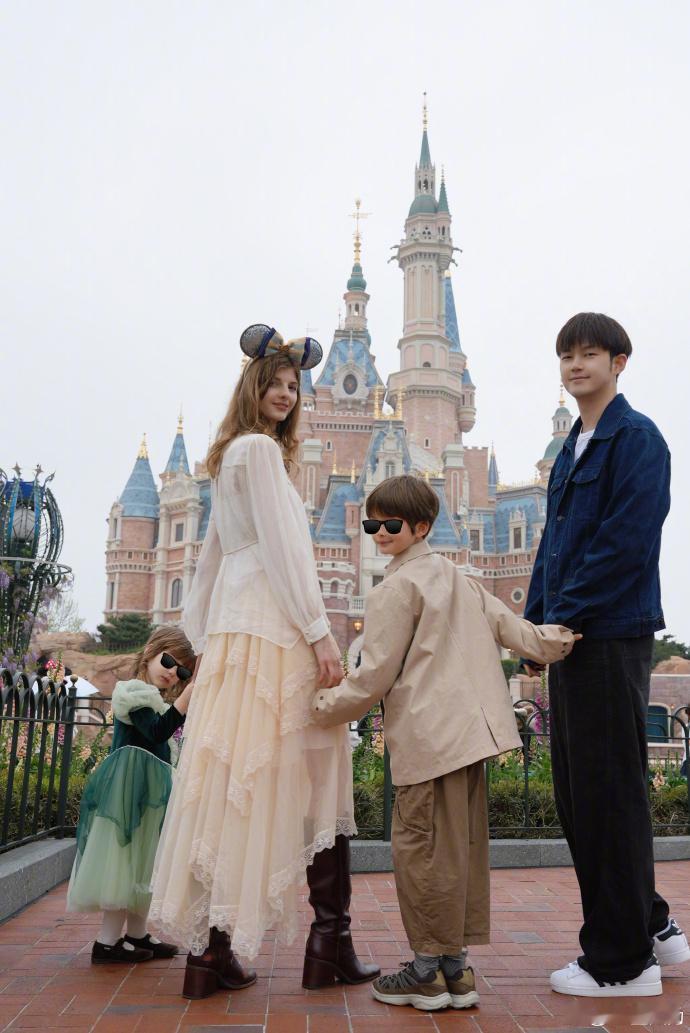 董力8岁儿子都这么高了董力阿诺一家四口全是大长腿董力晒一家四口合照，才8岁的儿