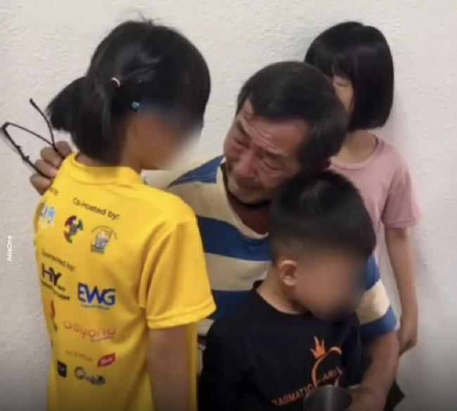 马来西亚，一名离婚的父亲做了个艰难的决定。他将自己年仅9岁、5岁和7岁的三个