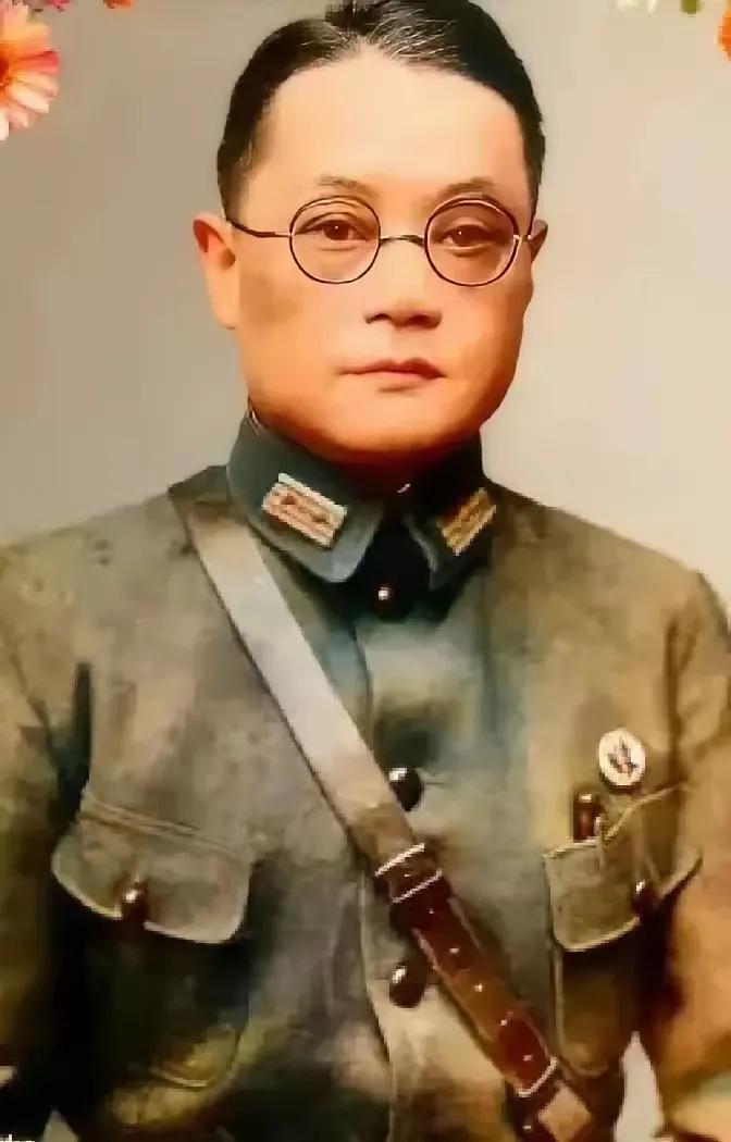 1949年，国军上将潘文华决定起义，却发现七姨太是特务，为了不打草惊蛇，他对七姨