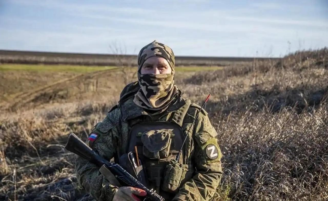 俄罗斯为什么很少用正规军打乌克兰？放着几十万正规军不用，却大量使用雇佣兵，这背后