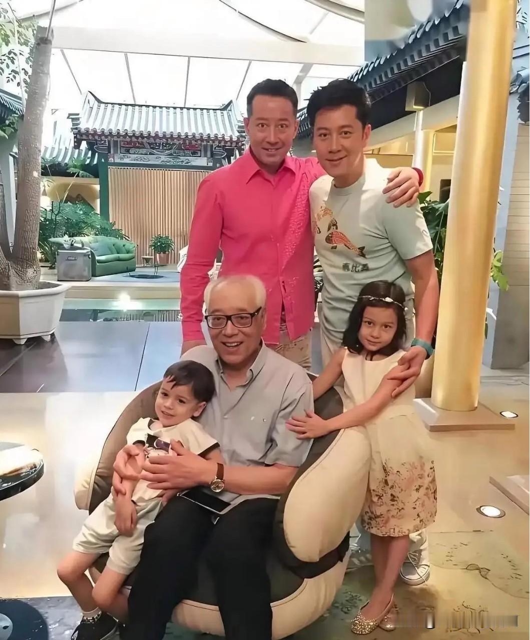 这是著名歌手蔡国庆与弟弟蔡军、父亲及蔡军的一双混血子女的一张珍贵合影。母亲患上阿