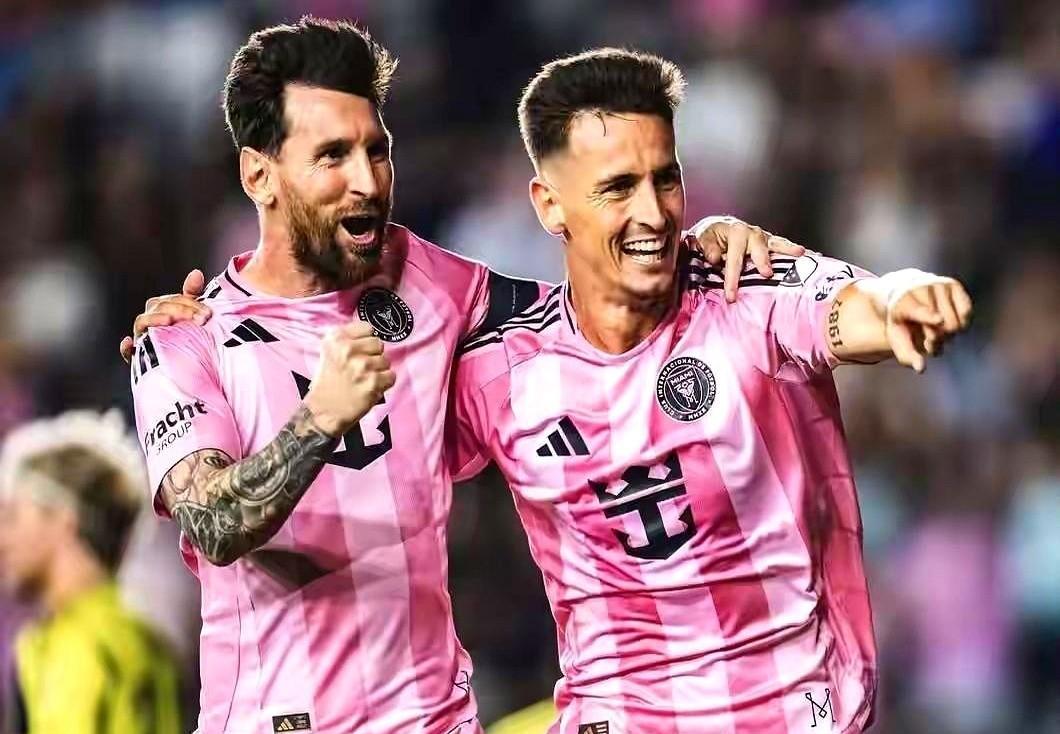 这年轻人势头真猛啊！刚夺冠就上演帽子戏法，看得人直呼过瘾。22岁的阿尔瓦雷斯在