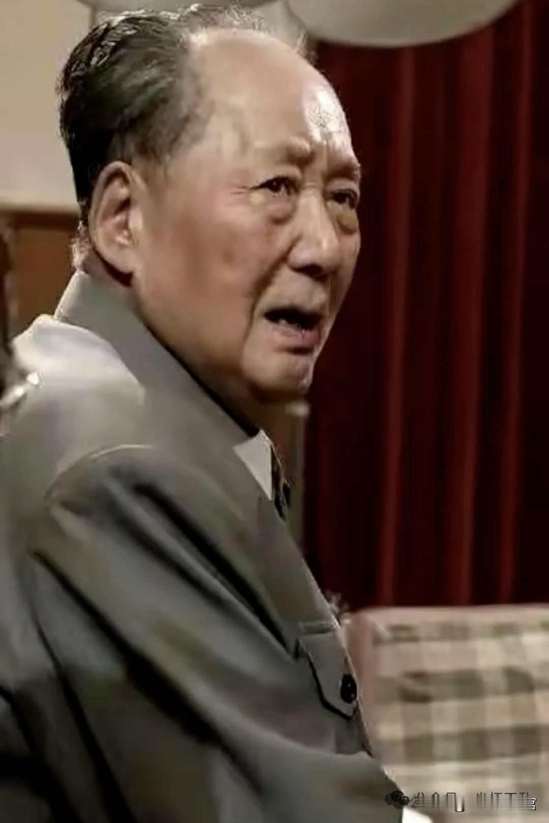 照片里的毛主席，非常消瘦，甚至透着一种让人心疼