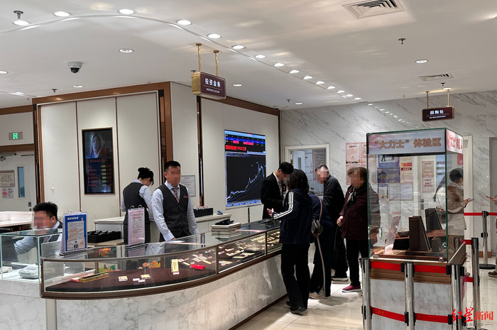 黄金价格大涨突破4700美元 专家提醒