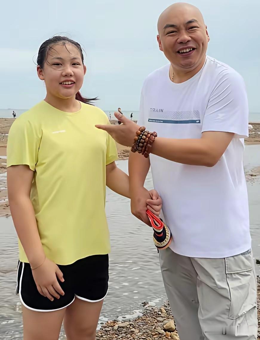 这不用验DNA，一看就是一家人[捂脸哭][捂脸哭]程野的妻子叫郝莎莎，也是本山