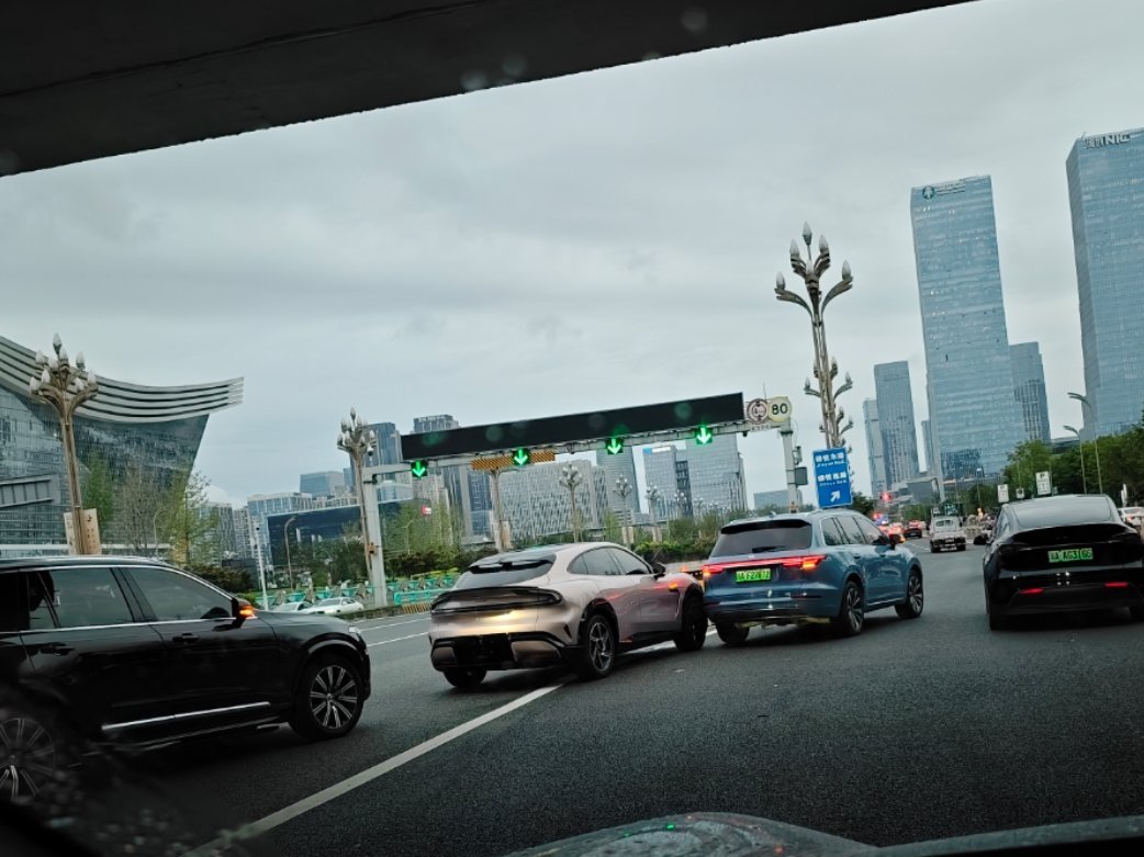咋回事啊小老弟，还没上牌的YU7就这么擦挂了？​​​