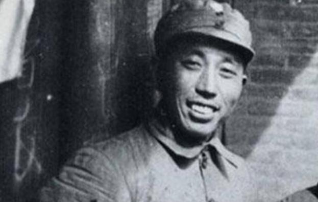 1950年，一个穿着破烂的妇女带着女儿来到了北京饭店门前，北京饭店的警卫看到这位